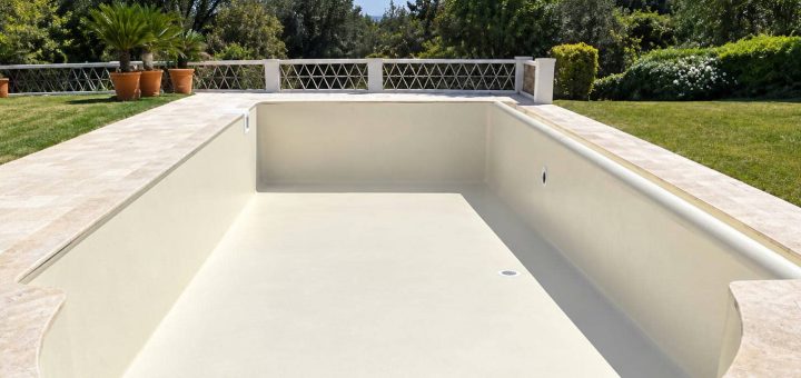 Piscine après rénovation : résine polyester teinte sable